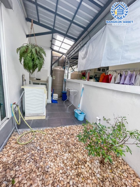 ทาวน์เฮ้าส์มือสองย่านกรุงเทพฯ ม.เนอวานา คลัสเตอร์ รามคำแหง เนื้อที่มากถึง 21.7 ตร.ว. ฟังก์ชัน 3 ห้องนอน 2 ห้องน้ำ 2 ที่จอดรถ บ้านสภาพสวย พร้อมอยู่ บนทำเลแห่งการเดินทาง ใกล้สนามบินสุวรรณภูมิ และรถไฟฟ้า (ในอนาคต) สายสีส้ม "สถานีราษฎร์พัฒนา"